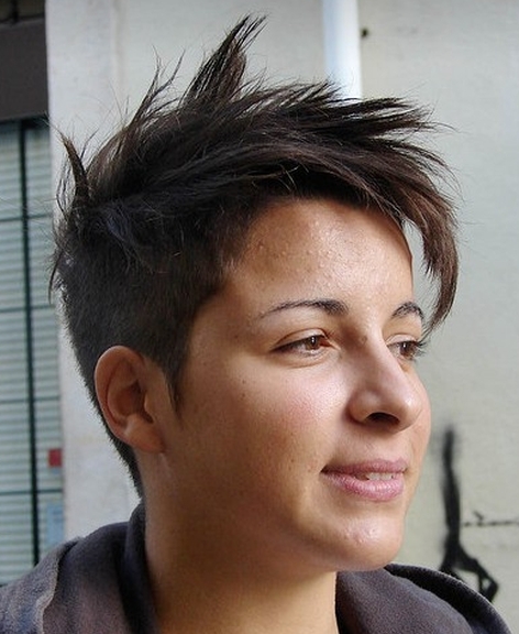 cieniowane fryzury krótkie z wygolonymi bokami, uczesanie damskie zdjęcie numer 93A